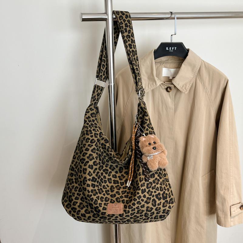 

Autumn new Japanese casual lazy leopard print dumpling bag women s student class fashion commuter messenger bag no pendant хаки
