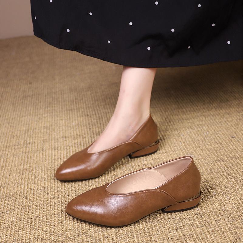 2025 autumn new flat bottom soft surface low heel comfortable grandma shoes Korean version versatile light mouth retro simple two wear beans