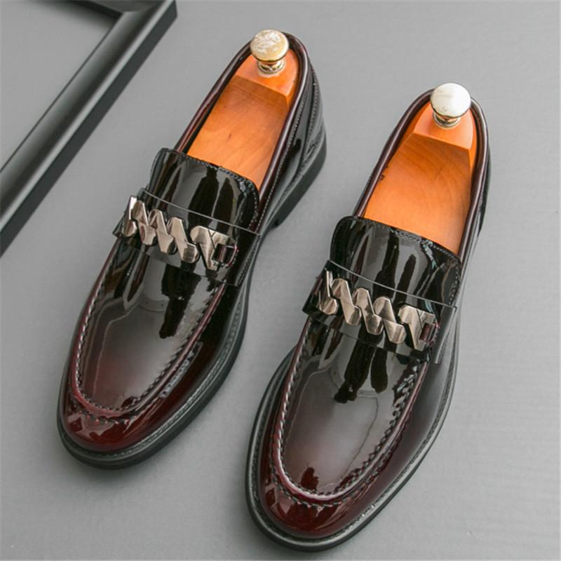 Nuovo Arrivo Decorazione a Catena Metallica Appuntita Scarpe Casual in Pelle Verniciata da Uomo Scarpe da Cerimonia Matrimonio Formale Homecoming