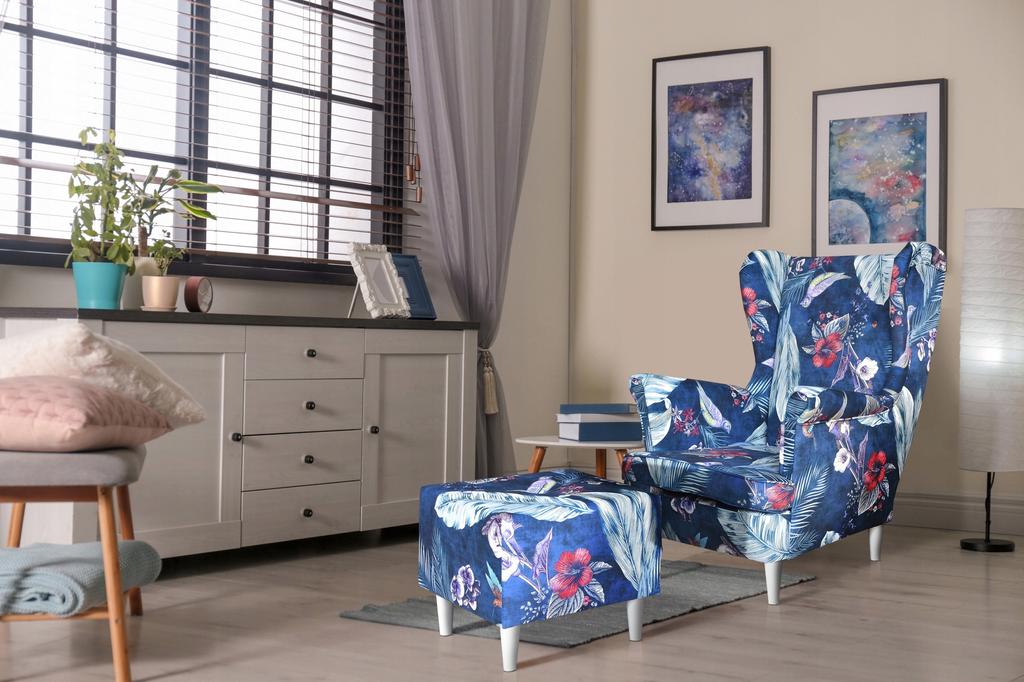 Fotel uszak ARI PRINT podnóżkiem skandynawski Family Meble roże jasne