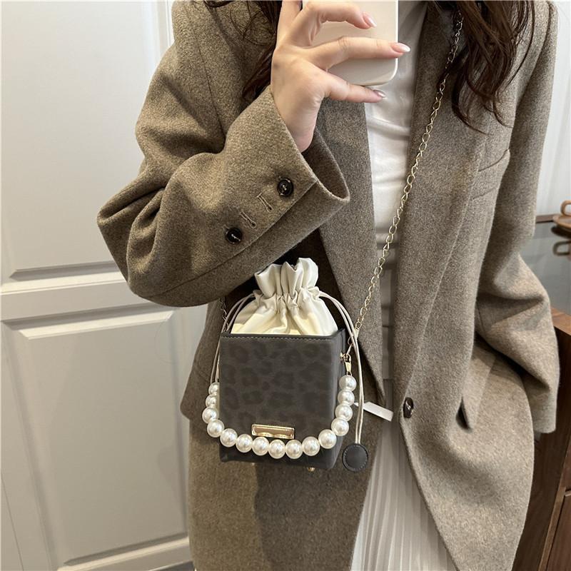 Feel Small Bag Women's 2025 New Pumping Belt Bucket Bag Women's Leisure Chain Bag Beaded Shoulder Messenger Bag