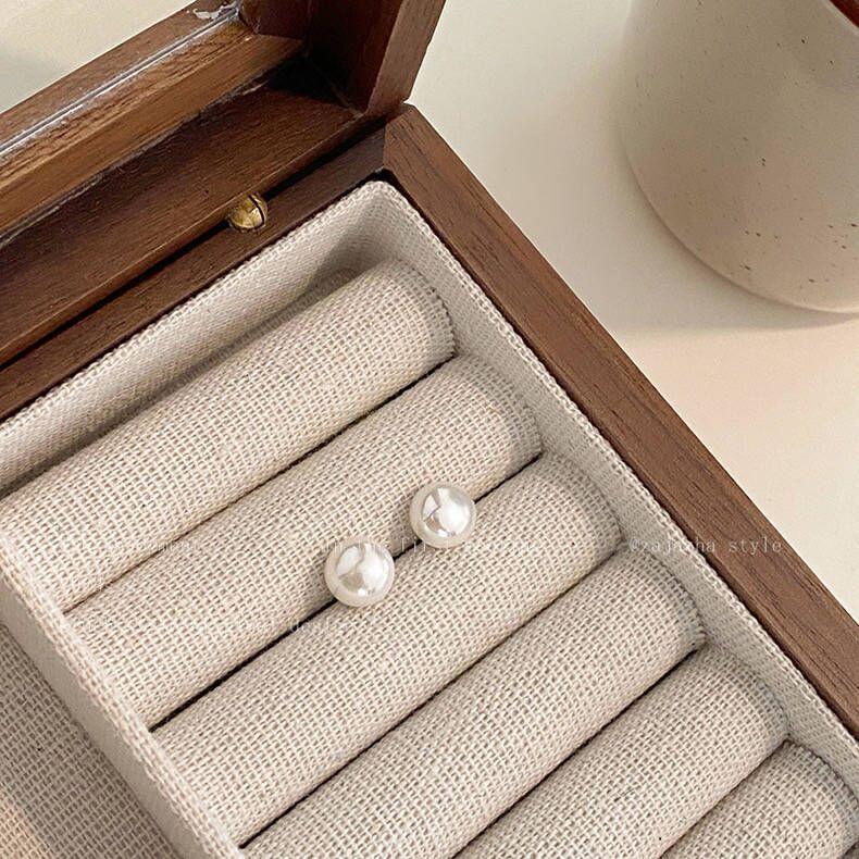 

Steamed buns, pearl stud earrings, women s French retro temperament, versatile earrings, new commuter ear hole earrings