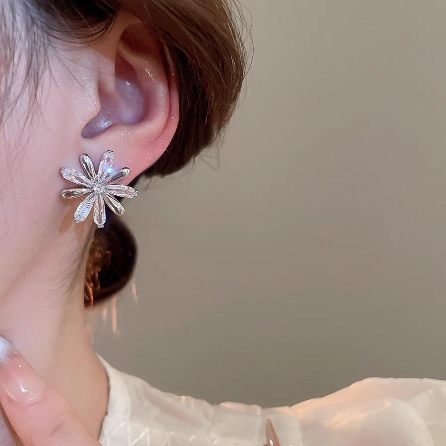 2026 New Design Zircon Metal Interleaved Flower Earrings Women's Sweet Jewelry Daily Versatile Ear Jewelry Girls' Accessories