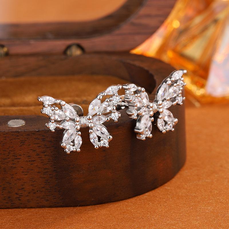 New light luxury super fairy design butterfly ins Internet celebrities with the same earrings, high-end exquisite