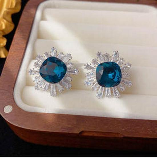 Французские геометрические золотые серьги-гвоздики с цирконием: Модный тренд Light Luxury