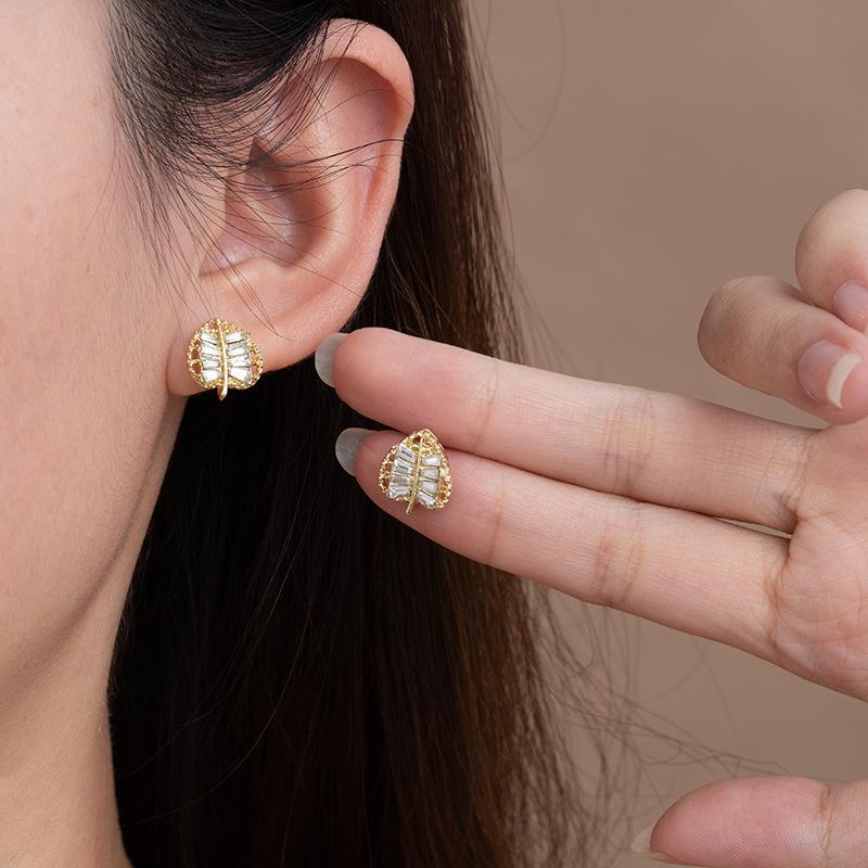 Fashion French Court Style Super Flash Diamond Leaf Stud Earrings Temperament Light Luxury High-End Earrings Women
