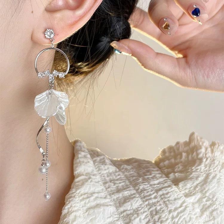 Extra Long Petal Pearl Fringe Earrings Women Minimalist Luxury Small Batch Elegant Dangle Earrings