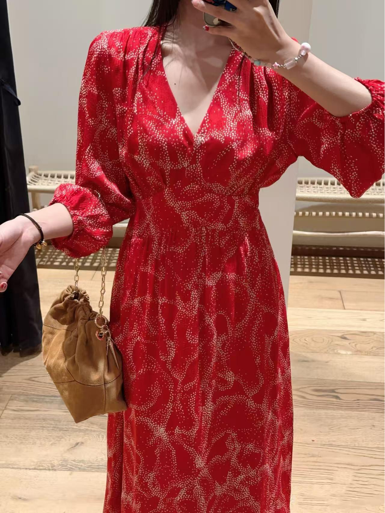 

This year s romantic French-style polka dot dress features a V-neck, cinched waist, slimming fit, and versatile design for spring and summer. S червоний