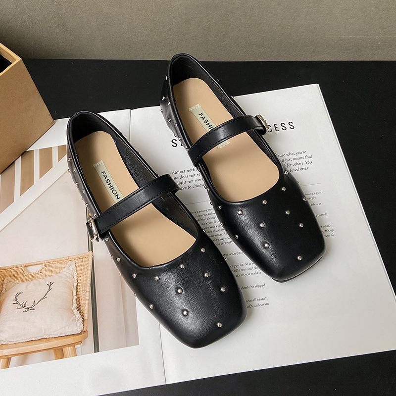 

Туфли Мэри Джейн Женские Весна 2025 Новые Заклепки Неглубокий Вырез Одинарные Туфли Толстый Каблук Ремешок на одной пуговице На плоской подошве Маленькие Кожаные Туфли 35 чёрный