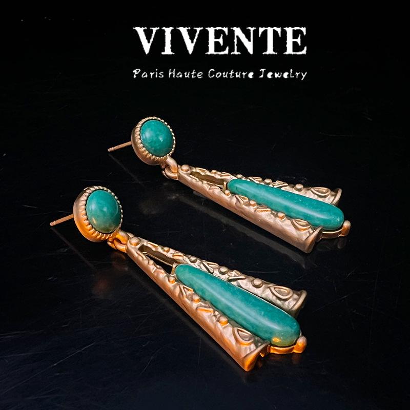 

Винтажная брошь в форме веера и серьги-пусеты с камнями изумрудно-зеленого цвета зелёный