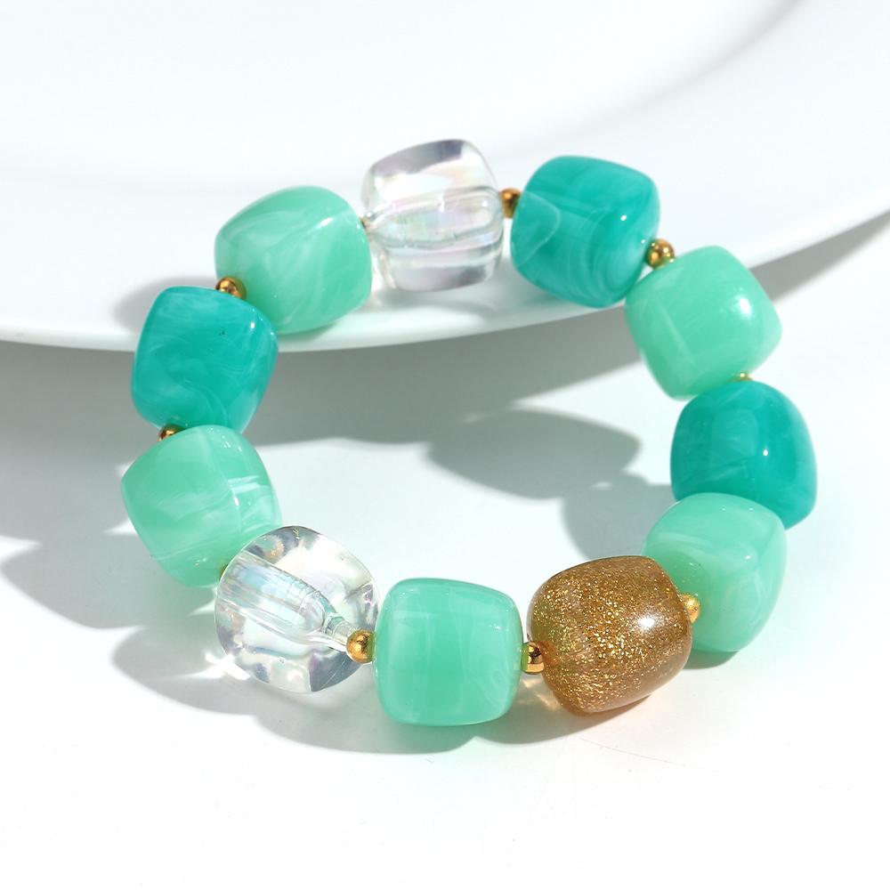 Neues mehrfarbiges geometrisches Acryl-Perlenarmband für Damen Trendiges unregelmäßiges quadratisches Harz-Elastikarmband Handgemachter Schmuck Geschenk