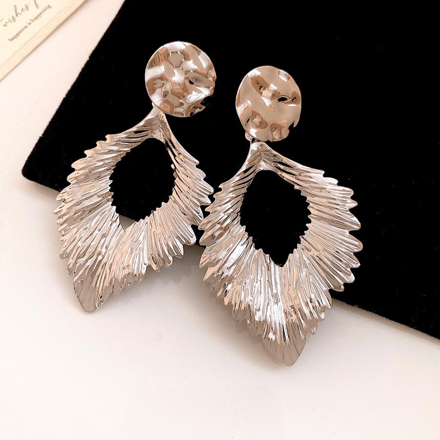 

Explosive silver needle metal pleated leaf pendant earrings European and American fashion stud earrings light luxury high-end earrings women