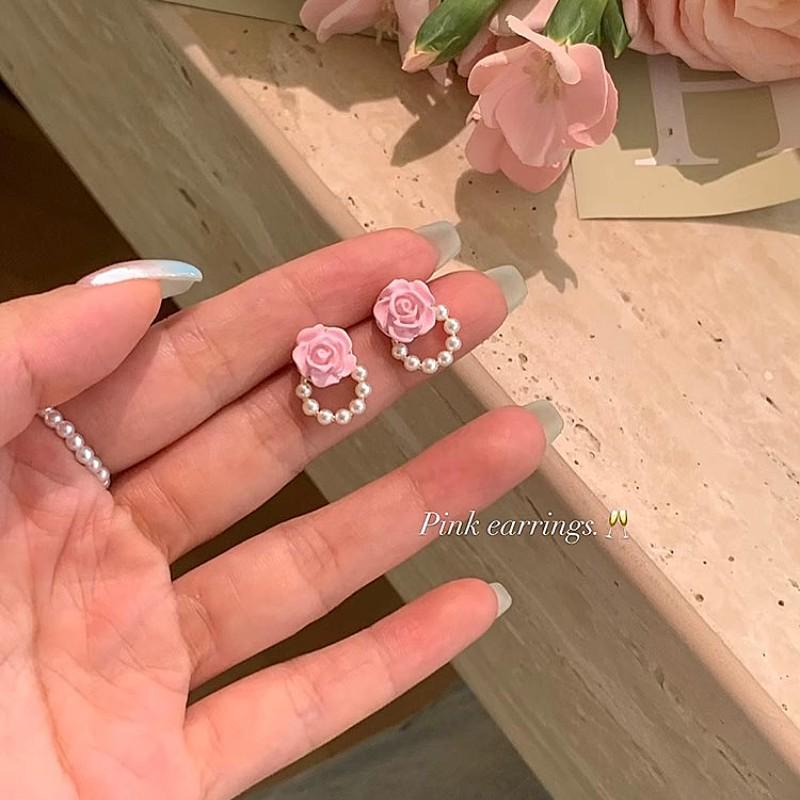 

Элегантные серьги-пусеты с розовыми цветами и жемчугом - Дизайн высокого класса для женщин
