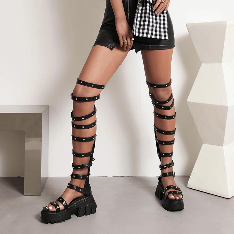 T-förmige Beinstraps Metallnieten Metallene Gürtelschnalle Römischer Stil Sexy Damen Sandalen Plateauabsatz Aussparungen Glänzendes Lackleder