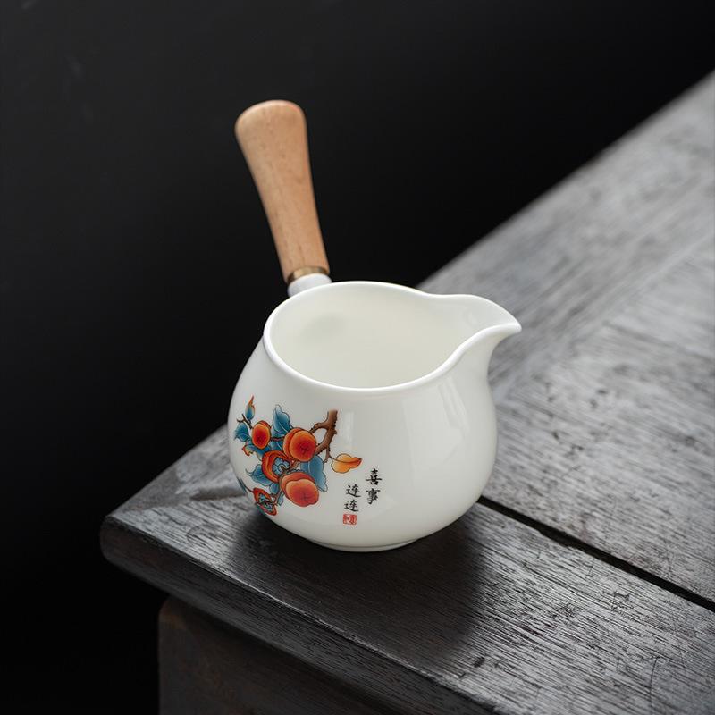 Tazza da fiera in porcellana bianca giada di sego manico laterale in legno massiccio tazza da fiera grande distributore di tè in ceramica dispositivo per versare il tè mare del tè