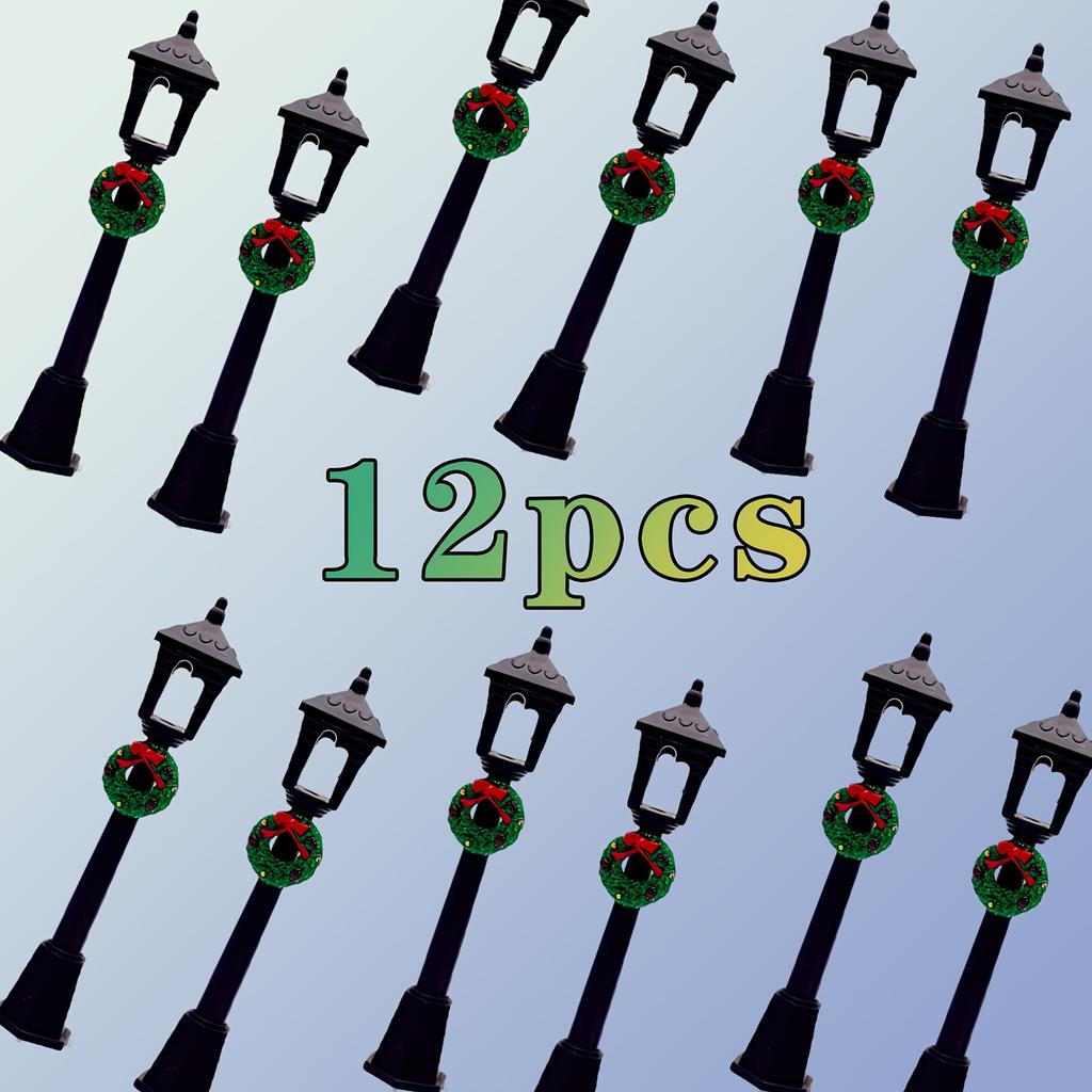 Weihnachts-Mini-Laternenpfahl mit festlichem Kranz, festlichen Hängedekorationen und Statuenornamenten - Schwarzes Straßenlaternenpfahl-Ornament