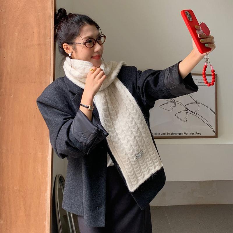 Small twist is a new scarf for women in autumn and winter. It is warm and versatile outside in winter. Solid color knitted neck protection scarf.