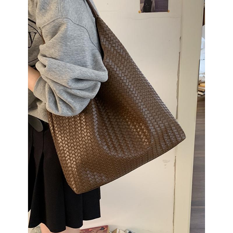 Retro Woven Bag Women's 2025 New Fashion Korean Version Tote Bag Simple Large Capacity Shoulder Commuter Armpit Bag