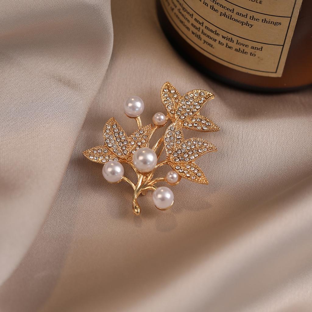 Pearl Leaf Rhinestone Anti-glare Clasp Brooch High-end Light Luxury Pin Coat Sweater Corsage