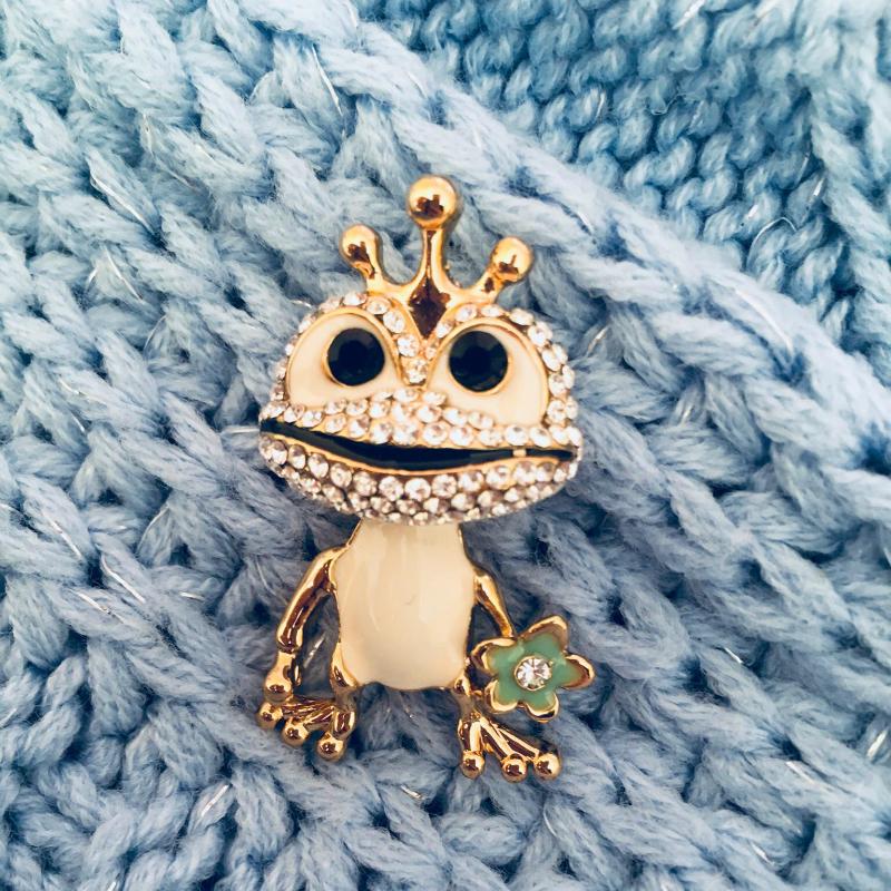 Blucome Lebendige Emaille-Broschen in Froschkönig-Form, Kristall-Tier-Kröten-Anstecknadeln