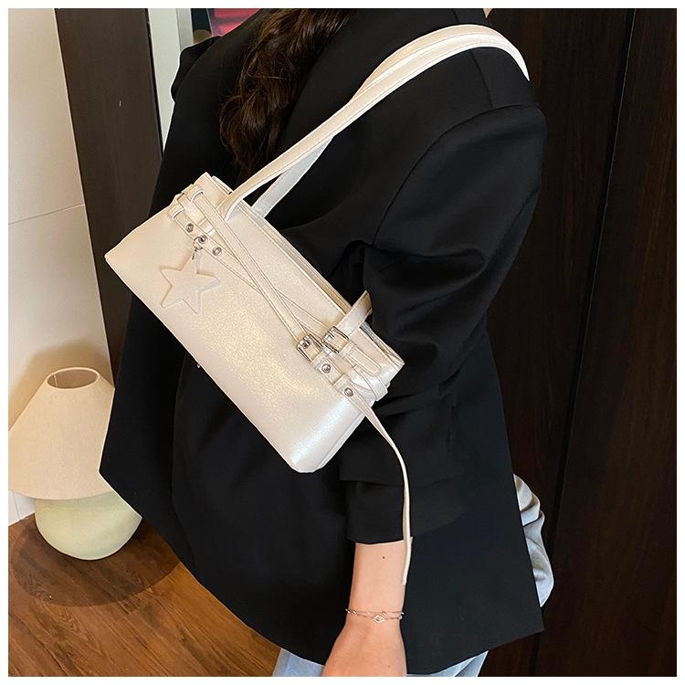 

Корейская нишевая сумка подмышку женская 2025 новая модная сумка через плечо простая вместительная универсальная сумка белый