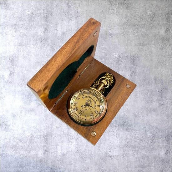 Mosiężny zegarek kieszonkowy z drewnianym pudełkiem Zegar z cyframi rzymskimi Klasyczny zegarek na łańcuszku Prezent Retro Kieszonkowy zegarek Kolekcjonerski Dekoracja biurka