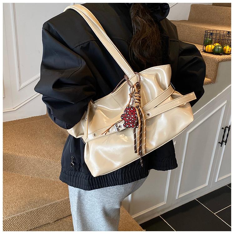 IELGY Ladies Underarm Bag Retro Large Capacity Autumn Winter Casual Pleated One-Shoulder Commuter Bag