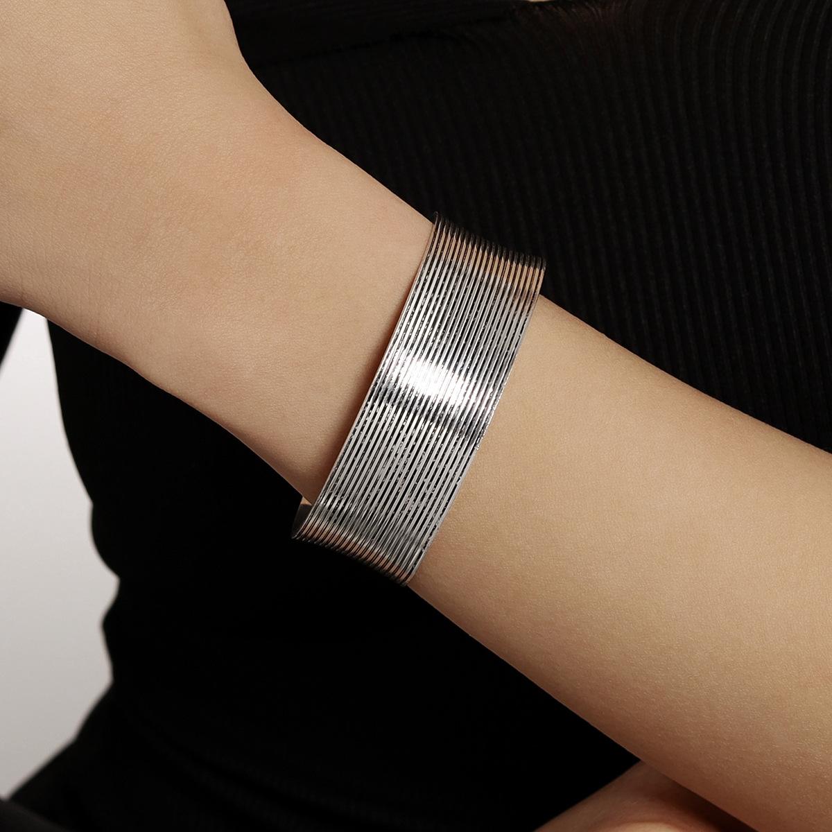 

Дизайн личности этнический стиль тисненый древнее серебро открывающийся браслет ин Сяохуншу Интернет-знаменитость ретро национальный стиль Ханьфу ювелирные изделия