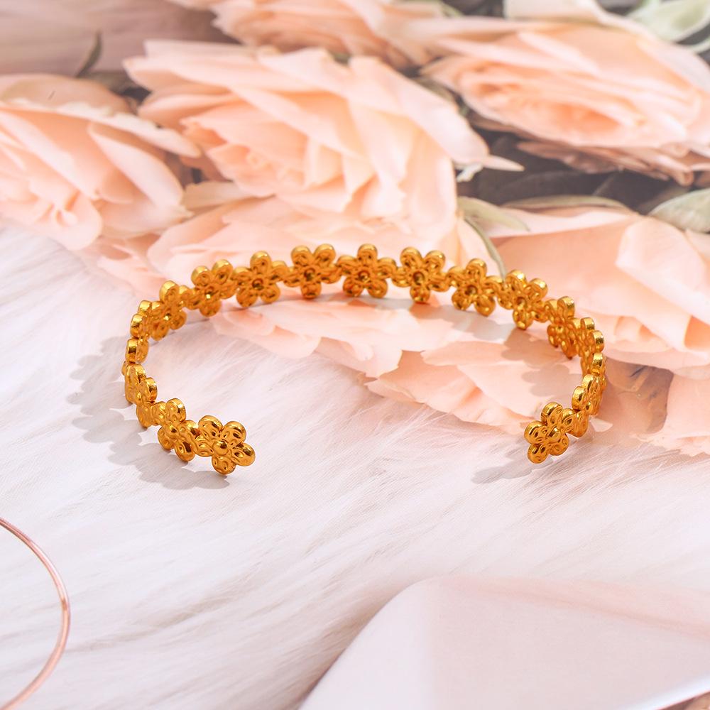 

Non-fading Aluminum Fashion Fresh Flower Open C-shaped Bangle for Women with Oil Press Vacuum Plating. золотой