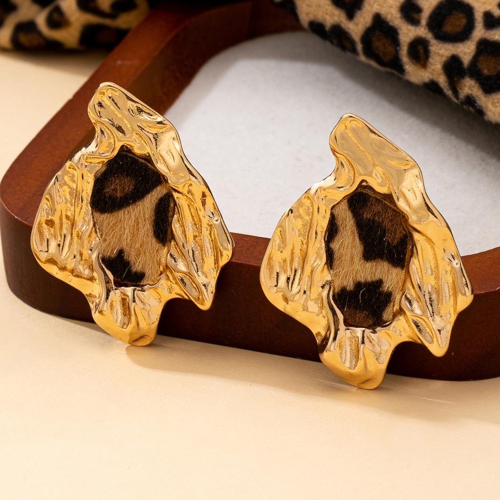 A Pair of Women's Earrings, Asymmetrical Zinc Alloy Leopard Print Earrings, Suitable for Daily Wear and Banquet Wear
