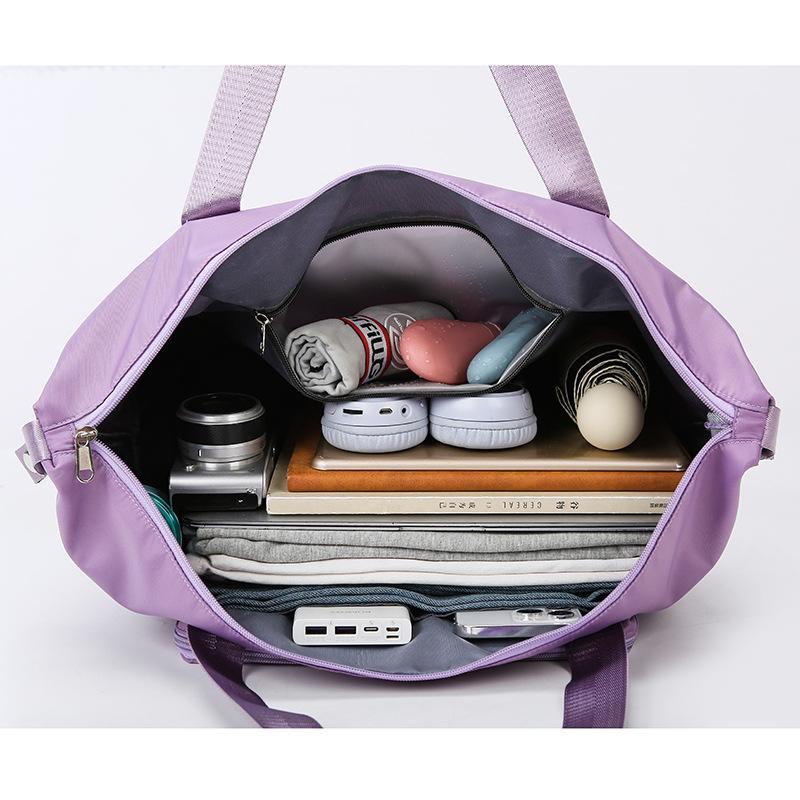 This large-capacity travel bag for women is a lightweight handbag for short trips, a maternity bag, and a sports and fitness bag
