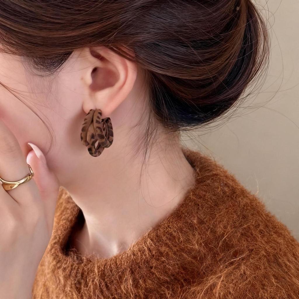 Leopard Print Plush Ear Cuffs: Vintage European-American Style Stud Earrings for Autumn/Winter