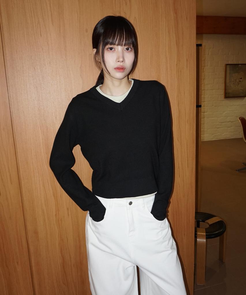 MOOD INSIDE WOMAN (Woman) Essential Mood Crop V-Neck Knit_Ivory (A Type)