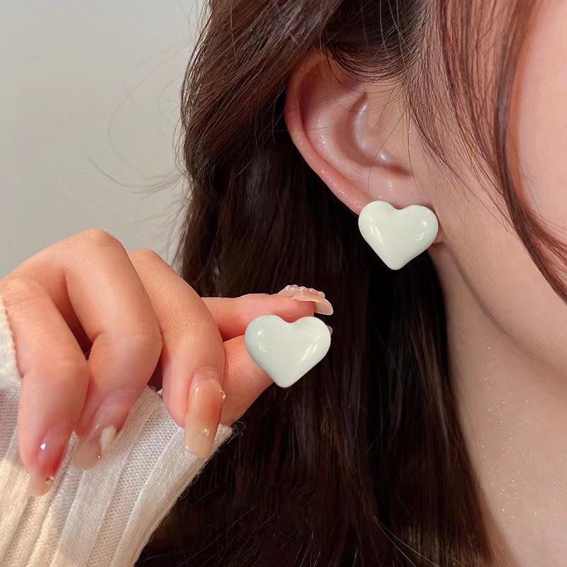 Elegant Retro Hong Kong Style Heart Drip Oil Stud Earrings - Versatile and Stylish for Women
