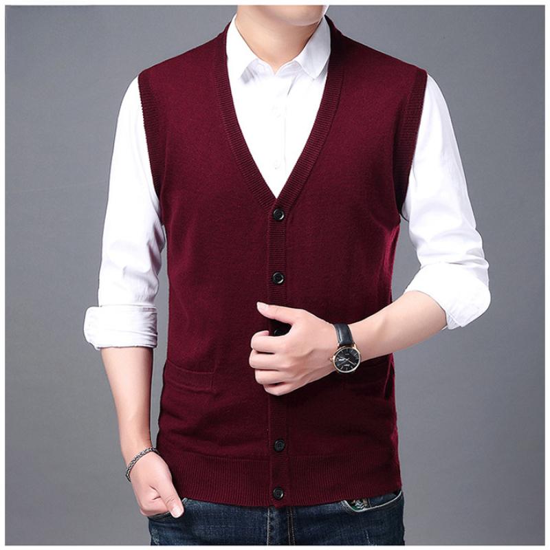 Middle-aged Men's Cardigans with Wool Vests Are Fashionable and Casual, and Their Father's Vest Tops, Sweaters and Vests Are Worn Inside.