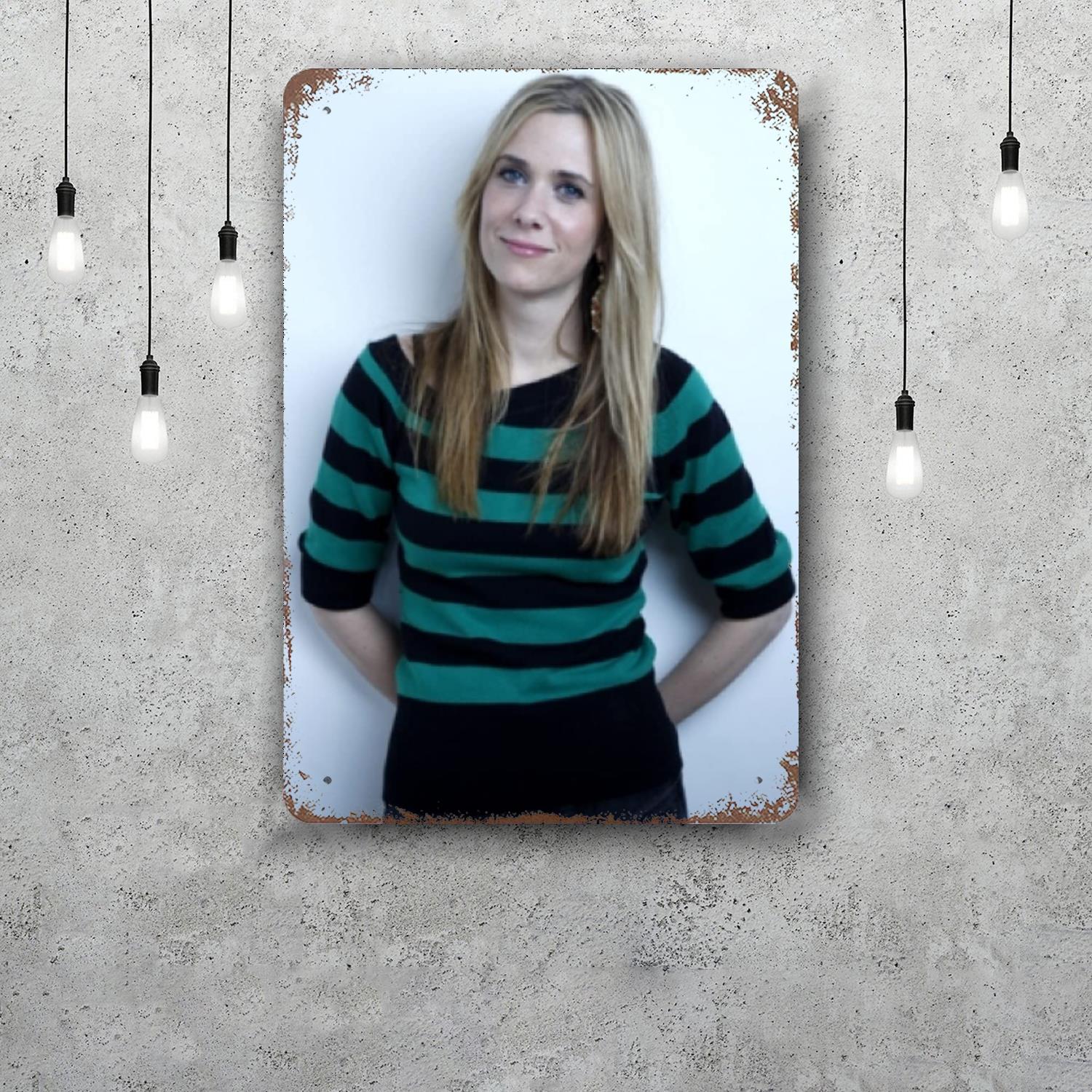 

kristen wiig actor Vintage Metal Tin Signs Posters Decor Retro Metal Plaque Wall Art Decor for Garage Bar 20x30cm（7.8x11.8inch）