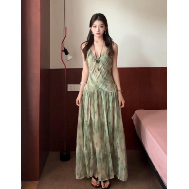 Seaside vacation wind floral v-neck suspender dress women's summer dress is beautiful and unique, super good-looking waist temperament long dress