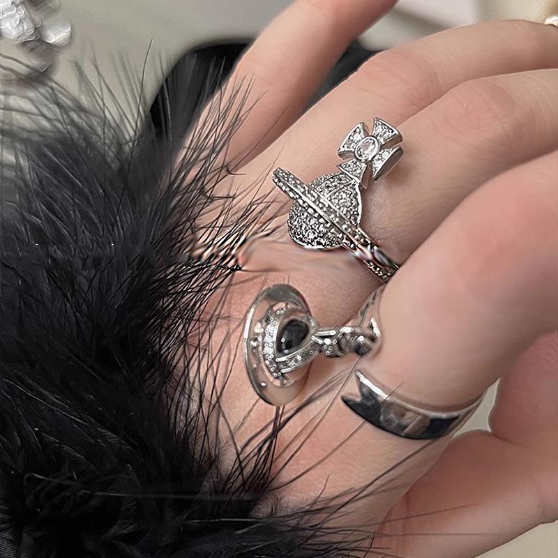 Pierścionek Punkowy z Rhinestone'ami Saturna: Fajny, Trójwymiarowy, Modny Damski Styl Niszowy