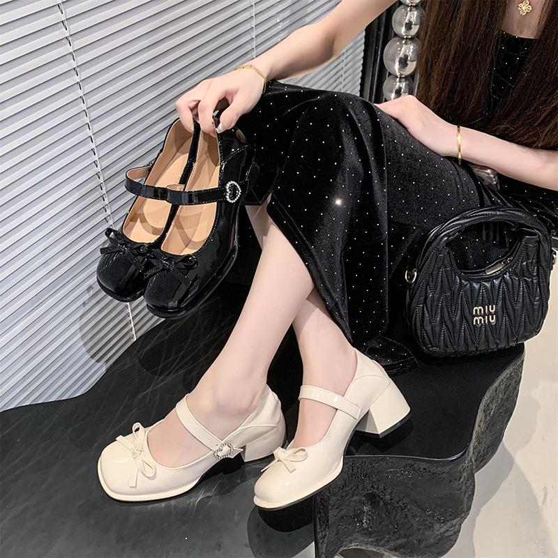 Französische Mary Jane Schuhe Damen 2025 neu Frühling Lackleder eckige Spitze Schleife kleine Lederschuhe leichter Ausschnitt dicker hoher Absatz einzelne Schuhe