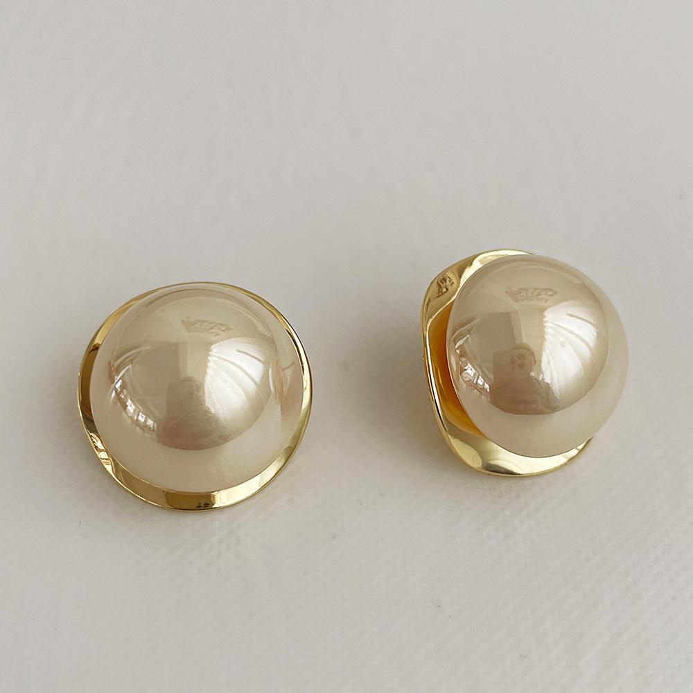 Boucles d'oreilles de luxe tendance 2024 accrocheuses pour femmes: Boucles d'oreilles à clous tendance et polyvalentes pour l'automne et l'hiver