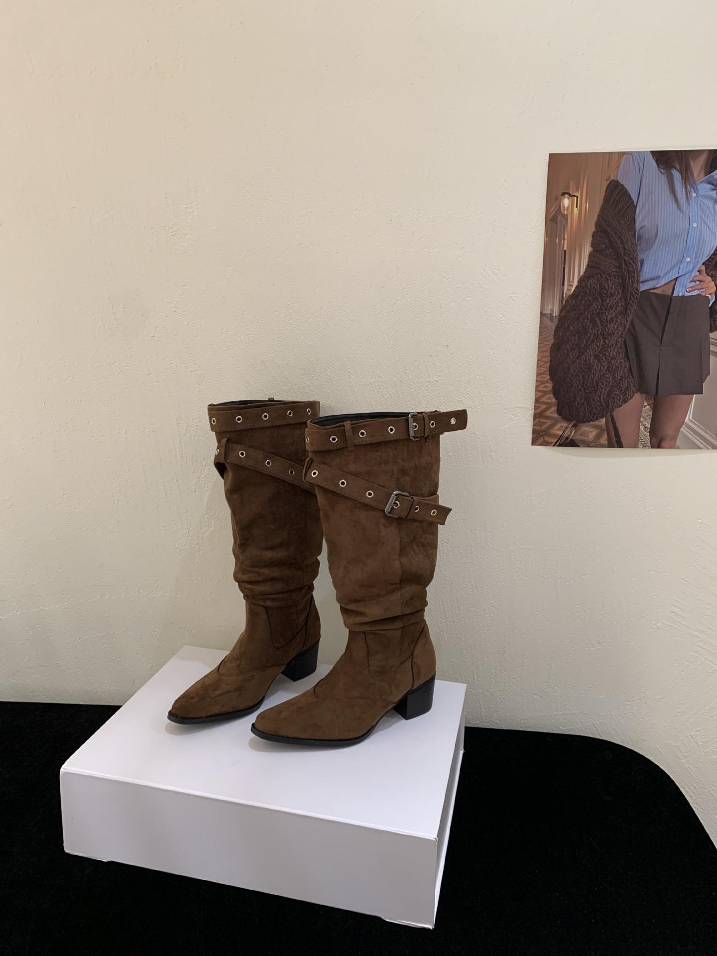 

Autumn/Winter 2025 Small Square Head Khaki Suede Belt Buckle Boots Women s Thick Heel Skinny Pleated Pile Boots 39 коричневый