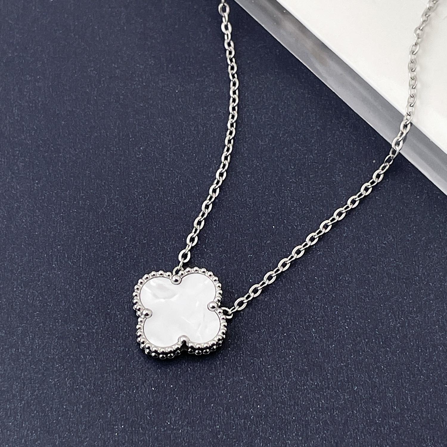 

Женское простое ожерелье из титановой стали с двухсторонним кулоном в виде четырехлистного клевера, 15 мм, цепочка-колье из титановой стали, украшение от интернет-звезды