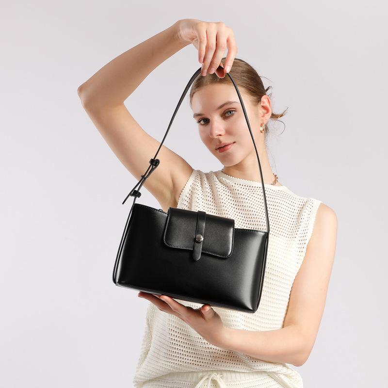 This Genuine Leather Niche Design Commuting Fashion Simple and Elegant Versatile Shoulder and Armpit Bag