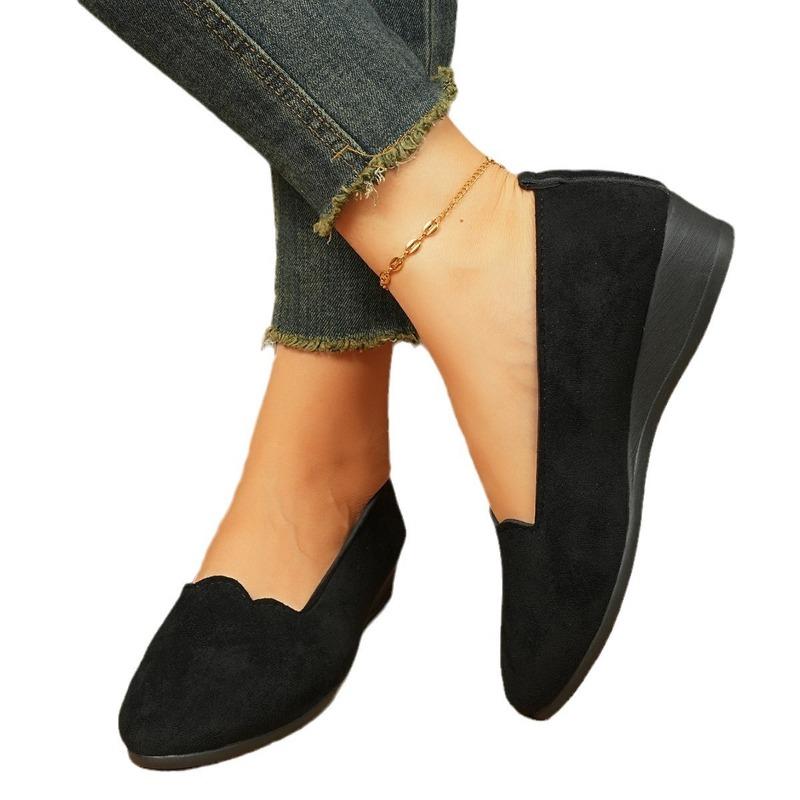 Spring and Autumn New Shallow Low-heeled Casual Shoes Fashionable Suede Pointed Large-size Women's Shoes