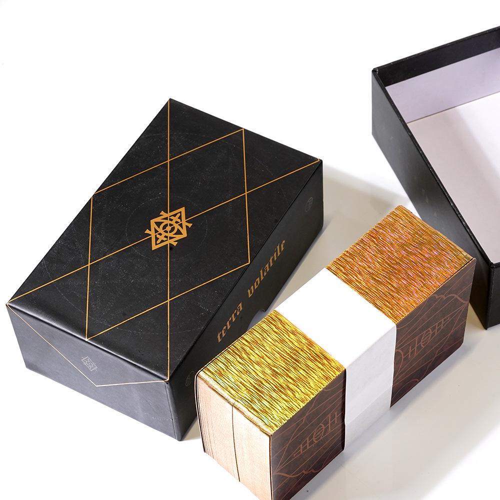 Terra Volatile Deluxe Silber Tarot Geschenkset mit lasergeprägtem Hardcover.