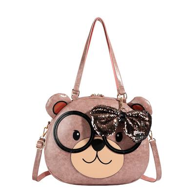 Borsa a spalla a cartone animato stile bambola, piena di carineria e giocosità.