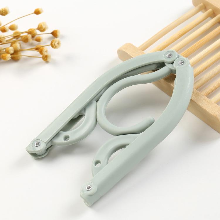 

Portable Folding Non-Slip Hanger for Adults & Children - Multifunctional, Retractable, Traceless Design for Travel & Home Use. зелений