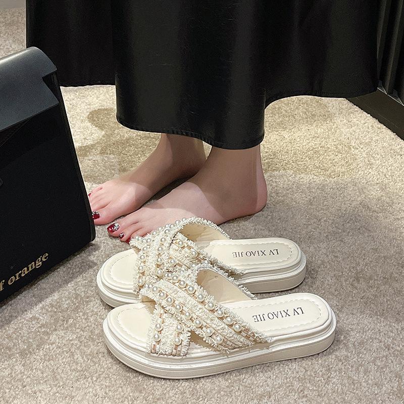 Slippers women's summer wear 2025 Xiaoxiangfeng new popular beach thick bottom cross one-word drag temperament fashion sandals