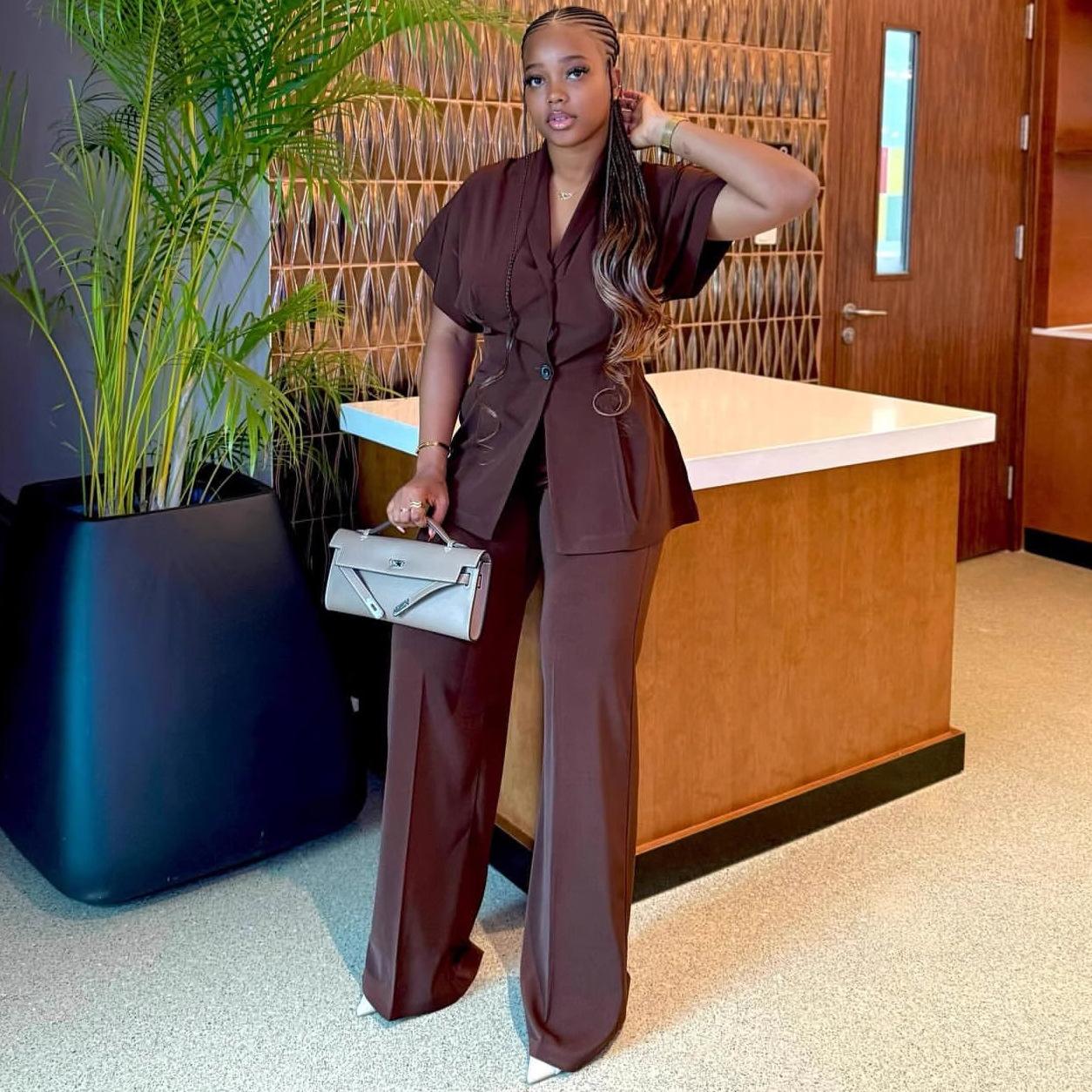 

Женский комплект из темно-коричневого блейзера с коротким рукавом и брюк широкого кроя XXL коричневый