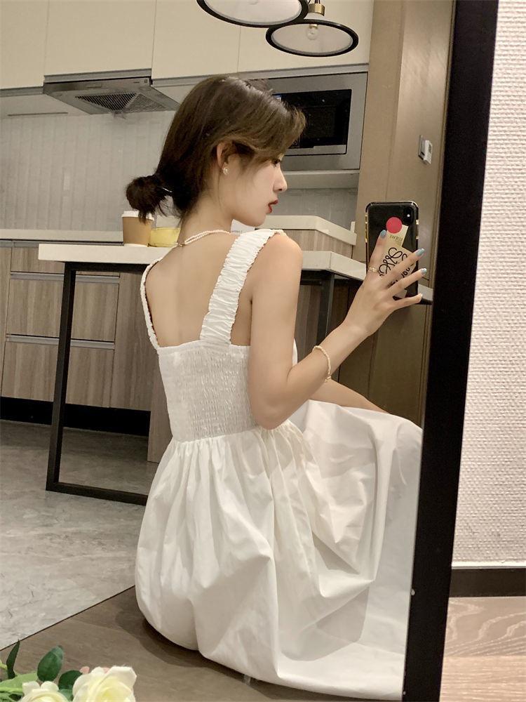 Petite 2024 French Square Neck Suspender Dress: Summer Waist-Cinching, Slimming, Niche Design for Women’s Elegant Style.